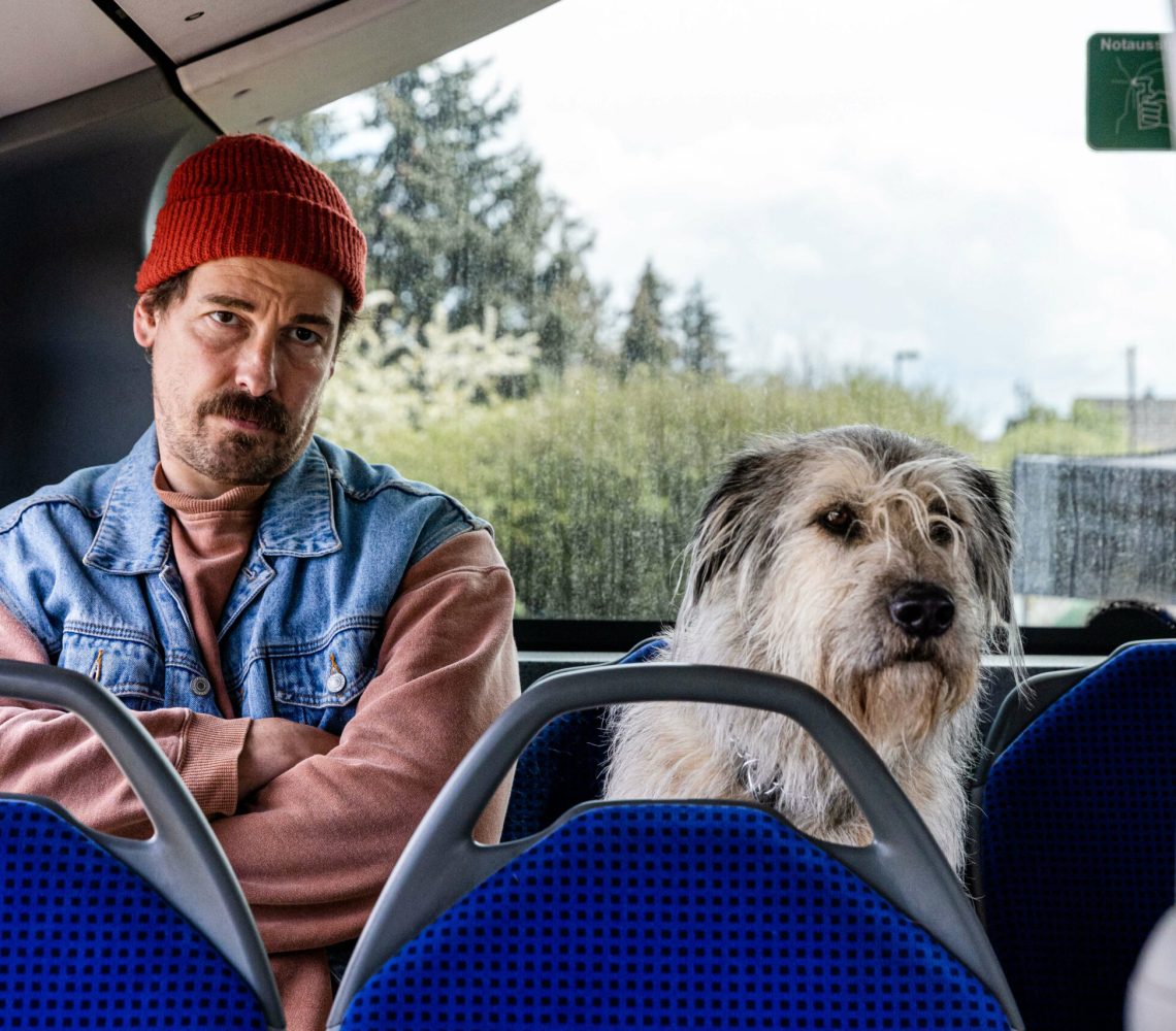 06-WartenAufnBus©SenatorMaorWaisburd