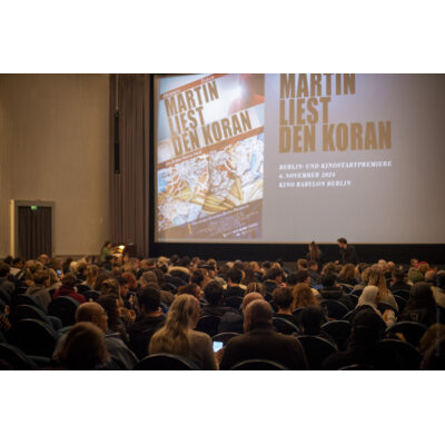 04-MartinLiestDenKoran-Premiere©MioSchweiger.jpg.jpg