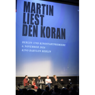 05-MartinLiestDenKoran-Premiere©MioSchweiger.jpg